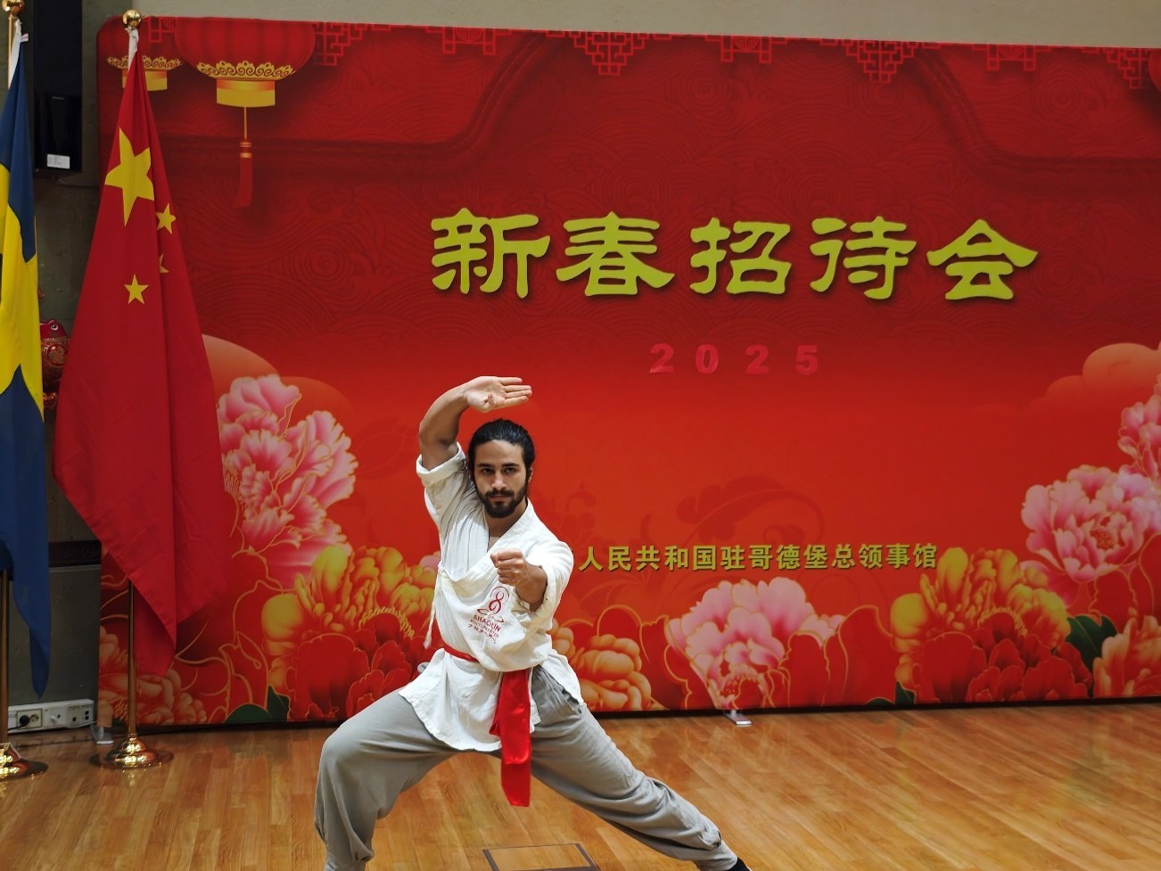 當(dāng)?shù)匚湫g(shù)愛好者的表演。中國駐哥德堡總領(lǐng)館供圖