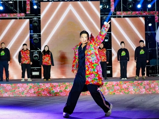 健身教練劉畊宏耐心帶領(lǐng)現(xiàn)場以及線上的朋友們進(jìn)行熱身。人民網(wǎng)記者 許維娜攝