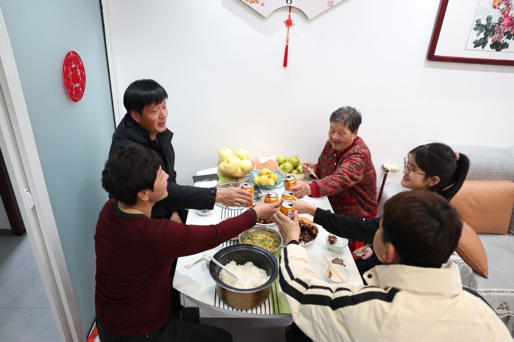 2025年1月22日，遼寧省葫蘆島市綏中縣祝家溝村村民朱西存一家在新房里。新華社記者姚劍鋒 攝