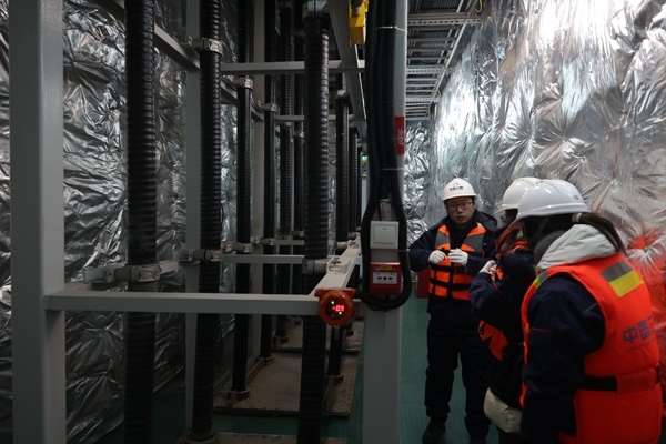 運維人員在風電場海上升壓站上進行巡視檢查。受訪者供圖