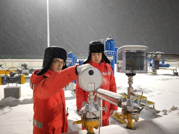 黑河作業(yè)區(qū)員工夜間對天然氣管道進行巡檢。受訪者供圖