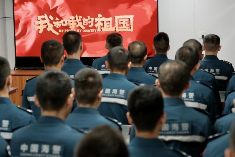 1月25日，中國海警海鷗艦組織艦上執(zhí)法員觀看紅色電影。