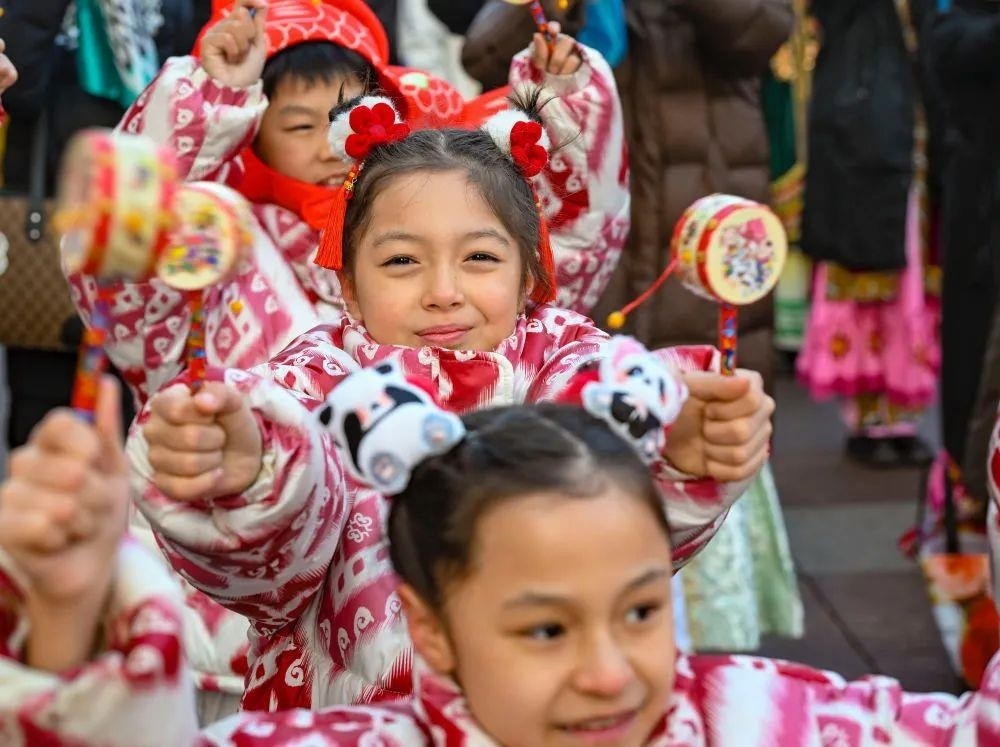 △新疆大巴扎社火迎新春，孩子們在現(xiàn)場表演。
