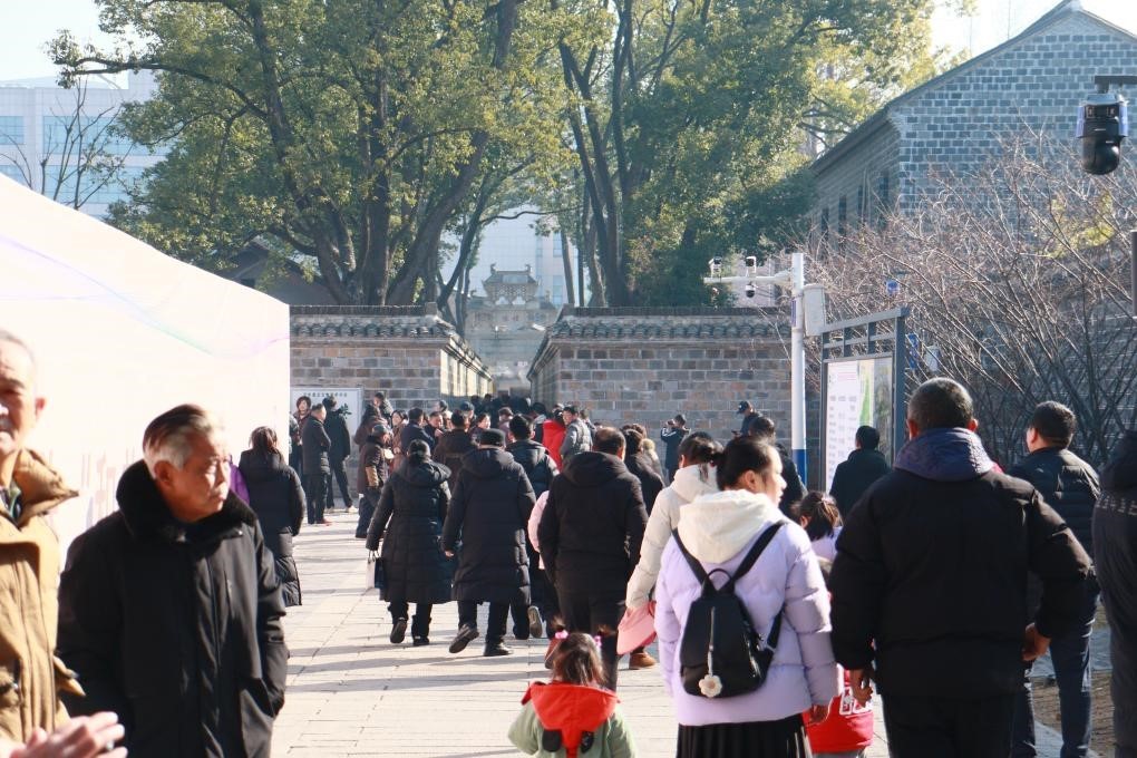 1月29日，游客在安徽省桐城市的六尺巷游覽。新華社記者 許諾 攝