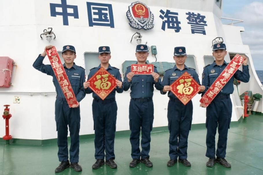 1月27日，中國海警海鷗艦執(zhí)法員們展示春聯(lián)福字，慶祝農(nóng)歷春節(jié)。