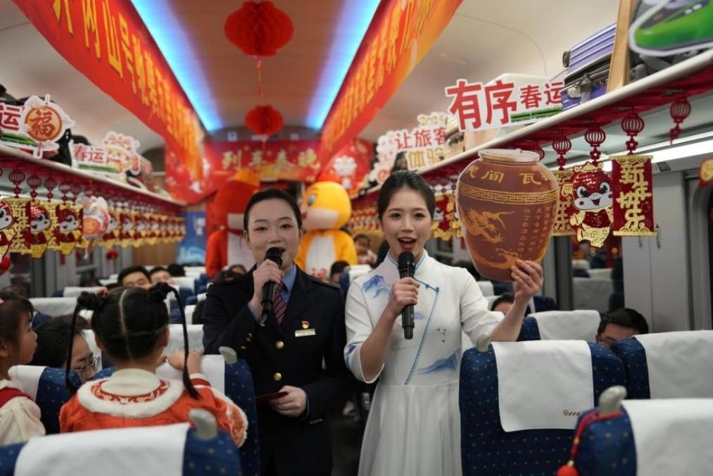 列車乘務員向旅客介紹江西美食——瓦罐湯。人民網(wǎng) 歐陽易佳攝