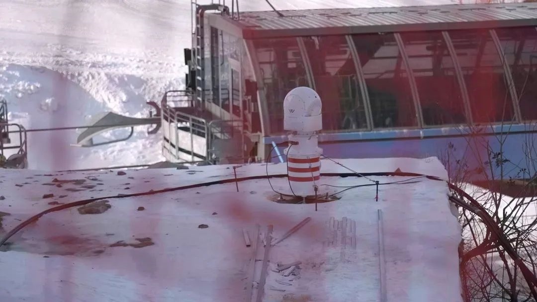 設(shè)在坡面障礙技巧和大跳臺雪道旁的激光測風(fēng)雷達(dá)。氣象部門供圖