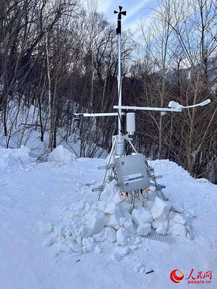 設(shè)置在賽道附近的便攜式自動氣象站。人民網(wǎng) 高清揚(yáng)攝