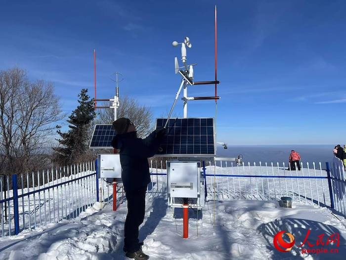 工作人員正在對氣象設(shè)備進(jìn)行日常維護(hù)。人民網(wǎng) 高清揚(yáng)攝