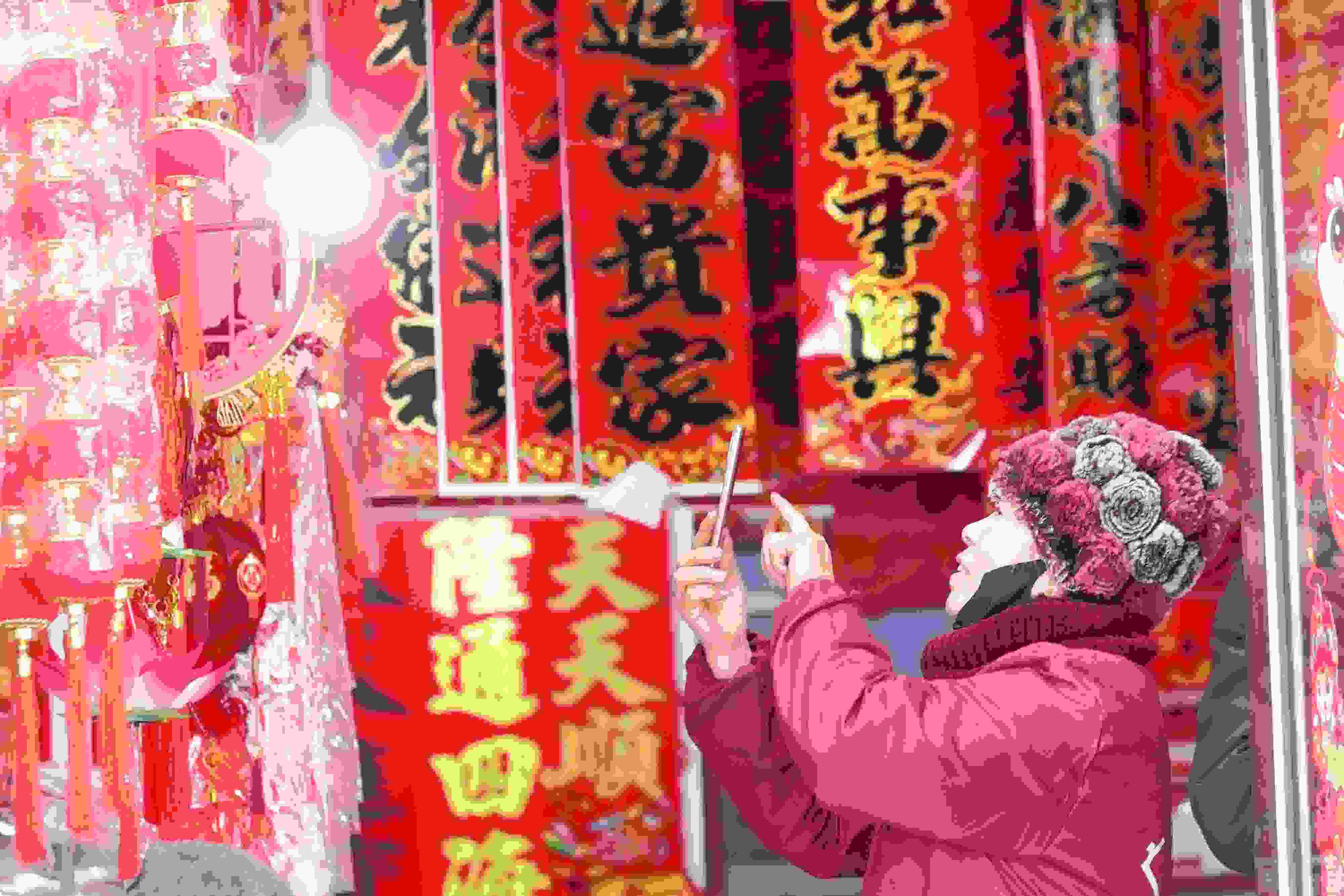2025年1月5日，在山東省高密市夏莊鎮(zhèn)東李家村，商戶通過手機(jī)在網(wǎng)上推銷新春飾品。