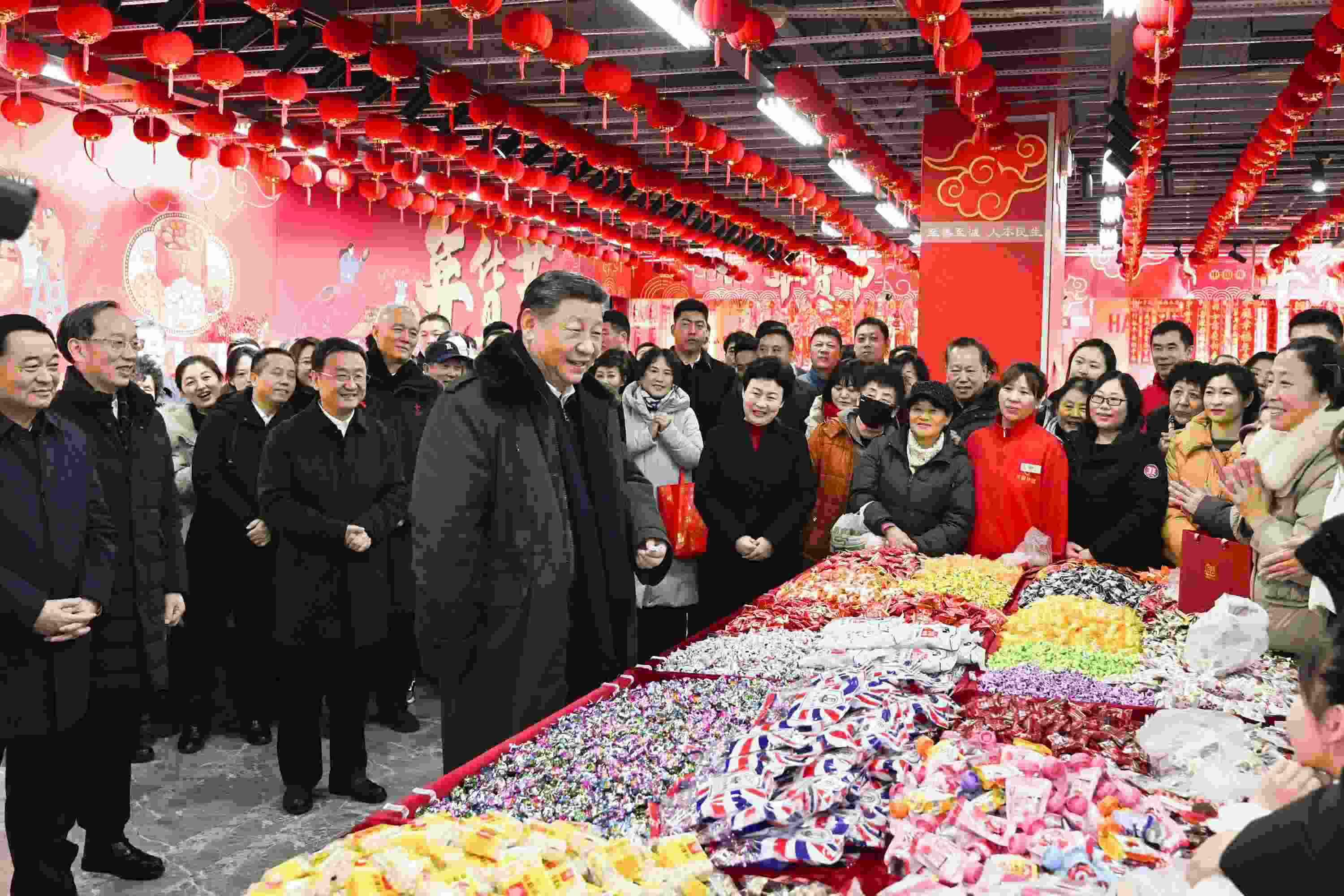 2025年1月23日，習(xí)近平總書記在遼寧沈陽(yáng)大東副食品商場(chǎng)考察時(shí)，同店主和顧客親切交流，向大家致以新春祝福。