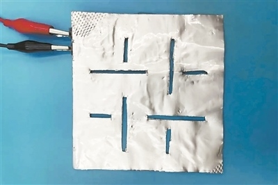 帶有矩形孔的袋式電池。圖片來源：英國《新科學(xué)家》雜志網(wǎng)站