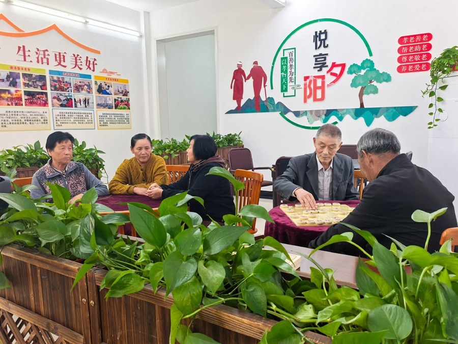 圖為湖北省咸寧市嘉魚縣潘家灣鎮(zhèn)四邑村養(yǎng)老服務(wù)驛站一角（2024年11月5日攝）。新華社記者 肖藝九 攝