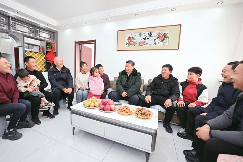 2025年1月22日至24日，中共中央總書記、國(guó)家主席、中央軍委主席習(xí)近平冒著嚴(yán)寒來(lái)到遼寧，看望慰問(wèn)基層干部群眾。這是22日下午，習(xí)近平在葫蘆島市綏中縣明水滿族鄉(xiāng)祝家溝村考察時(shí)，同村民王寶維一家圍坐一起拉家常。 新華社記者 謝環(huán)馳/攝