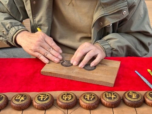 柯秋楓正在雕刻。人民網(wǎng) 陳葉欣攝