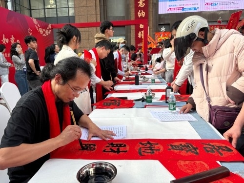 活動現(xiàn)場贈送春聯(lián)和福字。人民網(wǎng) 陳葉欣攝