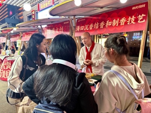 魏希望在非遺集市上介紹沉香。人民網(wǎng) 陳葉欣攝