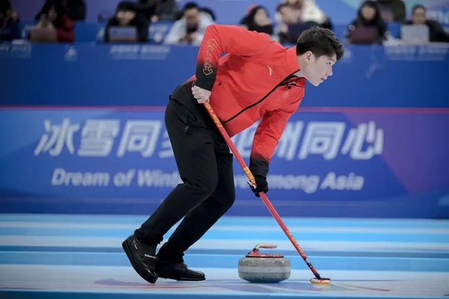 2月4日，中國(guó)隊(duì)選手王智宇在比賽中擦冰。新華社記者 江漢 攝