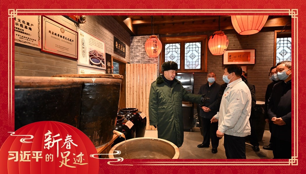 2022年1月27日，習(xí)近平總書記沿街巷察看山西平遙古城風(fēng)貌，走進(jìn)東湖老醋坊，了解當(dāng)?shù)亻_展特色經(jīng)營情況。