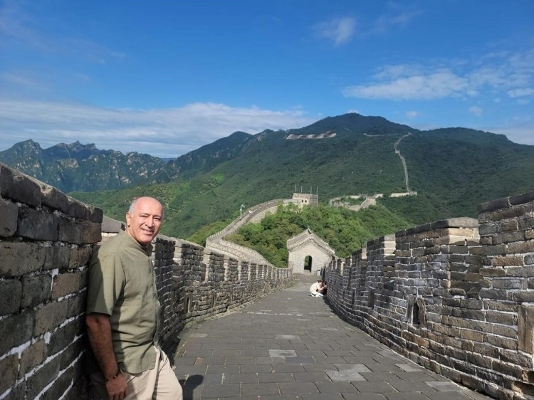 瓦里夫·庫邁哈在游覽長城時留影。受訪者供圖