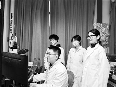 西安交通大學教授王昌河團隊在進行多巴胺分泌電化學檢測。受訪者供圖