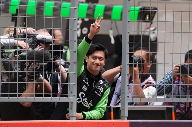 2024年4月19日，索伯車隊中國車手周冠宇（中）在練習賽前向觀眾致意。當日，F(xiàn)1中國大獎賽在上海開賽。中國車手周冠宇主場首秀參賽。新華社記者 夏一方攝