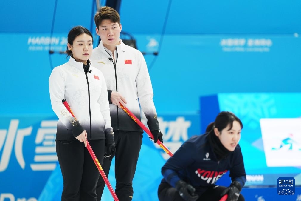 2月6日，中國隊(duì)選手王智宇（中）、韓雨（左）在比賽中。新華社記者 王松 攝