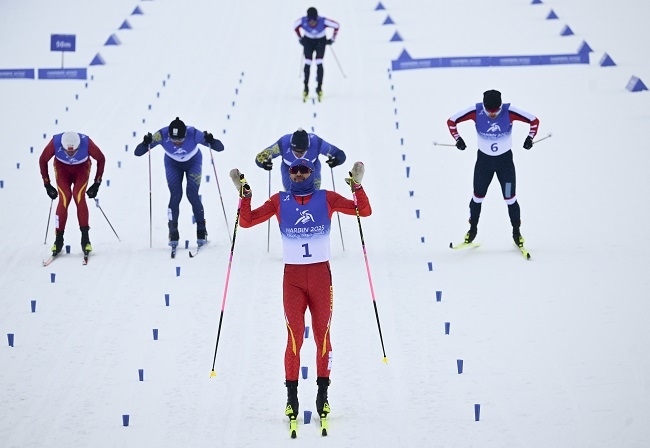 2月8日，王強(qiáng)（中）慶祝奪冠。新華社記者 張龍攝