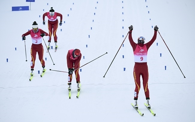 2月8日，李磊（右一）沖過終點(diǎn)后慶祝奪冠。新華社記者 張龍攝
