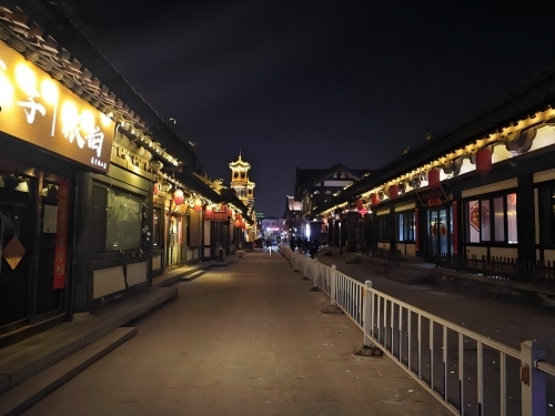 道歉公告發(fā)布后，夜晚10時的古城。人民網(wǎng)記者 黃鈺攝