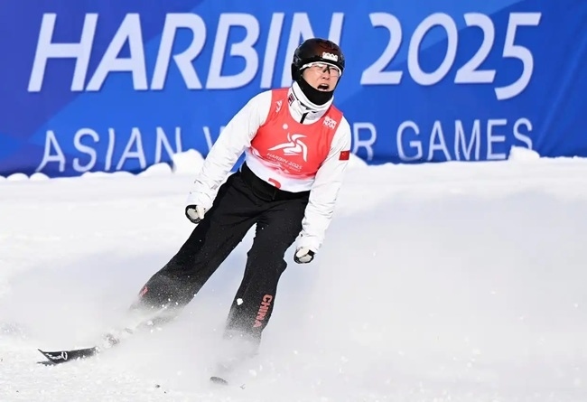 2月9日，徐夢(mèng)桃在完成動(dòng)作后慶祝。新華社記者 夏一方攝