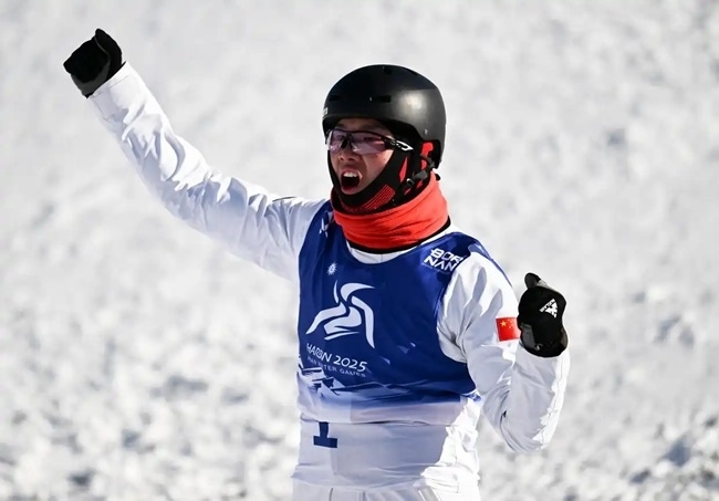 2月9日，李心鵬在比賽后慶祝。新華社記者 夏一方攝