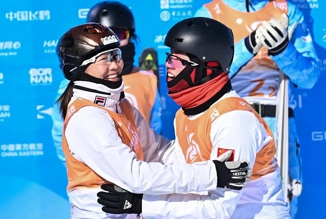 2月10日，中國隊選手李心鵬（前右）與徐夢桃慶祝。新華社記者 楊晨光攝