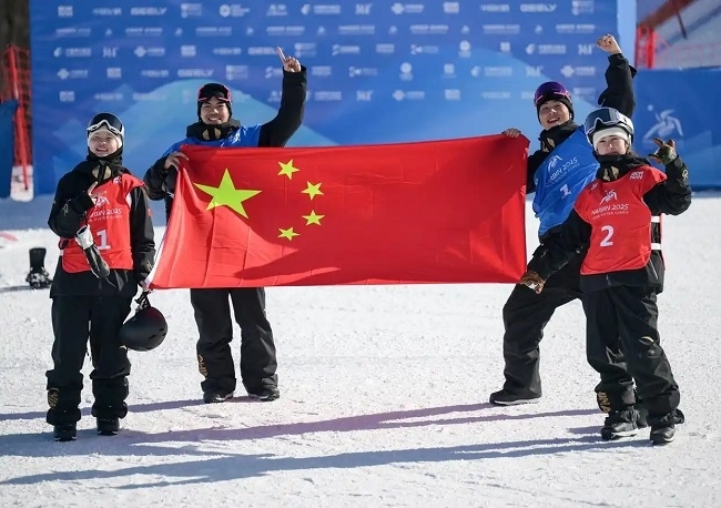 2月10日，中國(guó)隊(duì)選手張小楠、楊文龍、姜鑫杰與熊詩芮（從左至右）在比賽后慶祝。新華社記者 楊青攝