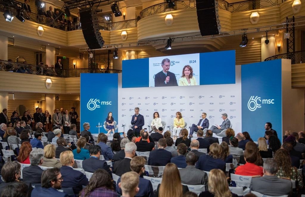 2024年2月18日，慕安會主席克里斯托夫·霍伊斯根（中左二）在德國慕尼黑舉行的第60屆慕尼黑安全會議上發(fā)表閉幕致辭。新華社記者 張帆 攝