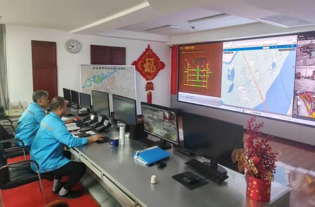 工作人員在燃?xì)庹{(diào)度中心值守。受訪者供圖