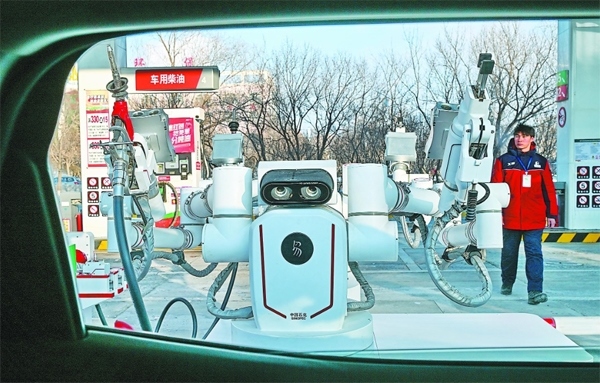 智能加油機器人在加能站工作。受訪者供圖