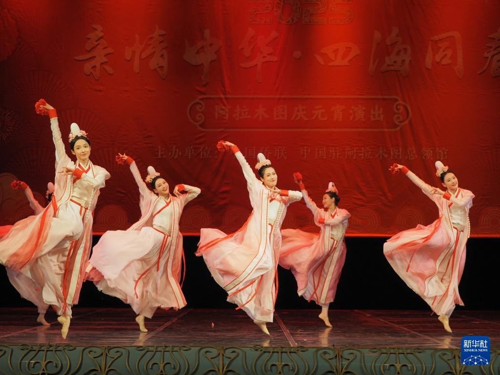 2月11日，在哈薩克斯坦阿拉木圖的阿拜國家歌劇和芭蕾舞劇院，中國演員表演舞蹈《元日霓裳》。新華社記者 趙宇 攝