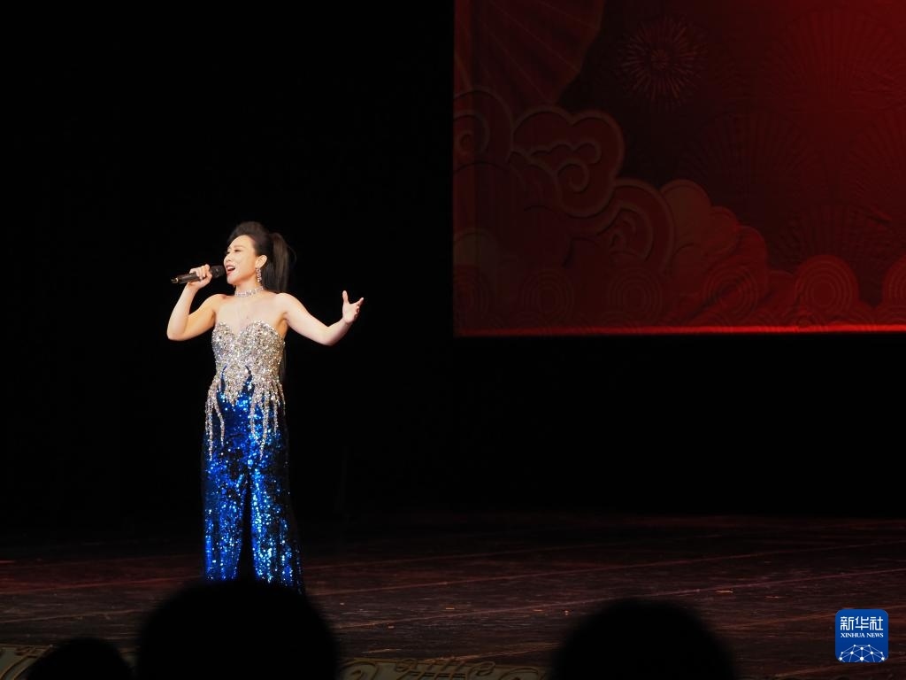 2月11日，歌手在哈薩克斯坦阿拉木圖的阿拜國家歌劇和芭蕾舞劇院演唱歌曲。新華社記者 趙宇 攝