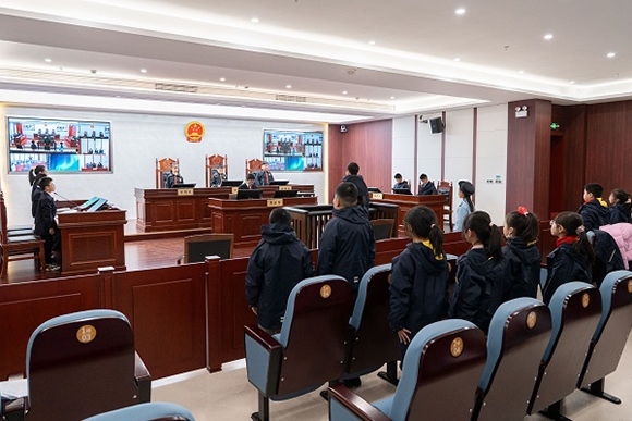 圖③：同學們開展模擬法庭活動。