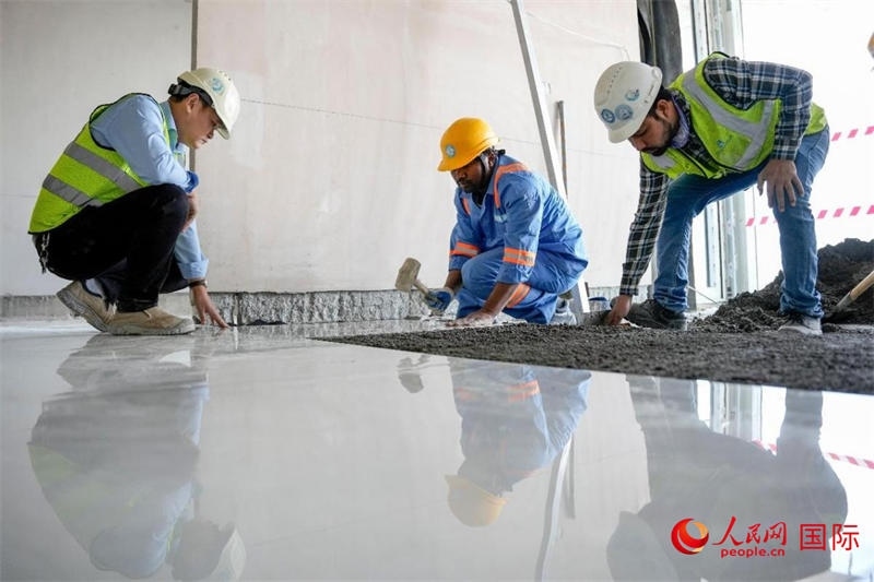 鋪地磚。人民網(wǎng)塔里克·易卜拉欣攝