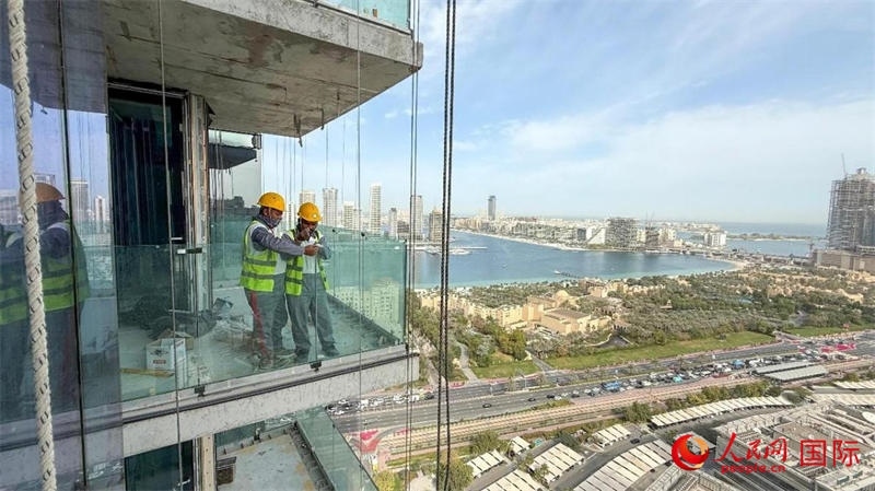 工人正在高層作業(yè)。人民網(wǎng)塔里克·易卜拉欣攝