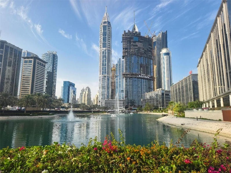 正在建設(shè)中的卡瓦利卡薩高層住宅項(xiàng)目（圖中有腳手架建筑）。 中建中東供圖 