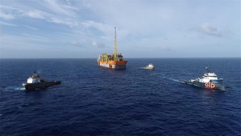 布濟(jì)烏斯七期項目浮式生產(chǎn)儲卸油裝置抵達(dá)油田區(qū)域。巴西國家石油公司供圖
