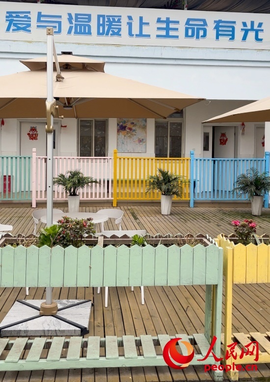 為讓“老小孩”住著開心，南泉鎮(zhèn)衛(wèi)生院設(shè)計(jì)成幼兒園風(fēng)格。人民網(wǎng) 陳葉欣攝