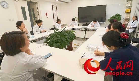交班會(huì)上，海淀醫(yī)院安寧療護(hù)團(tuán)隊(duì)討論患者和家屬需求。人民網(wǎng)記者 金慧慧攝
