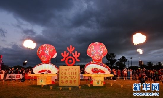 圖為游客在2025年奧克蘭元宵燈節(jié)游覽。（圖片由奧克蘭中國文化中心提供）