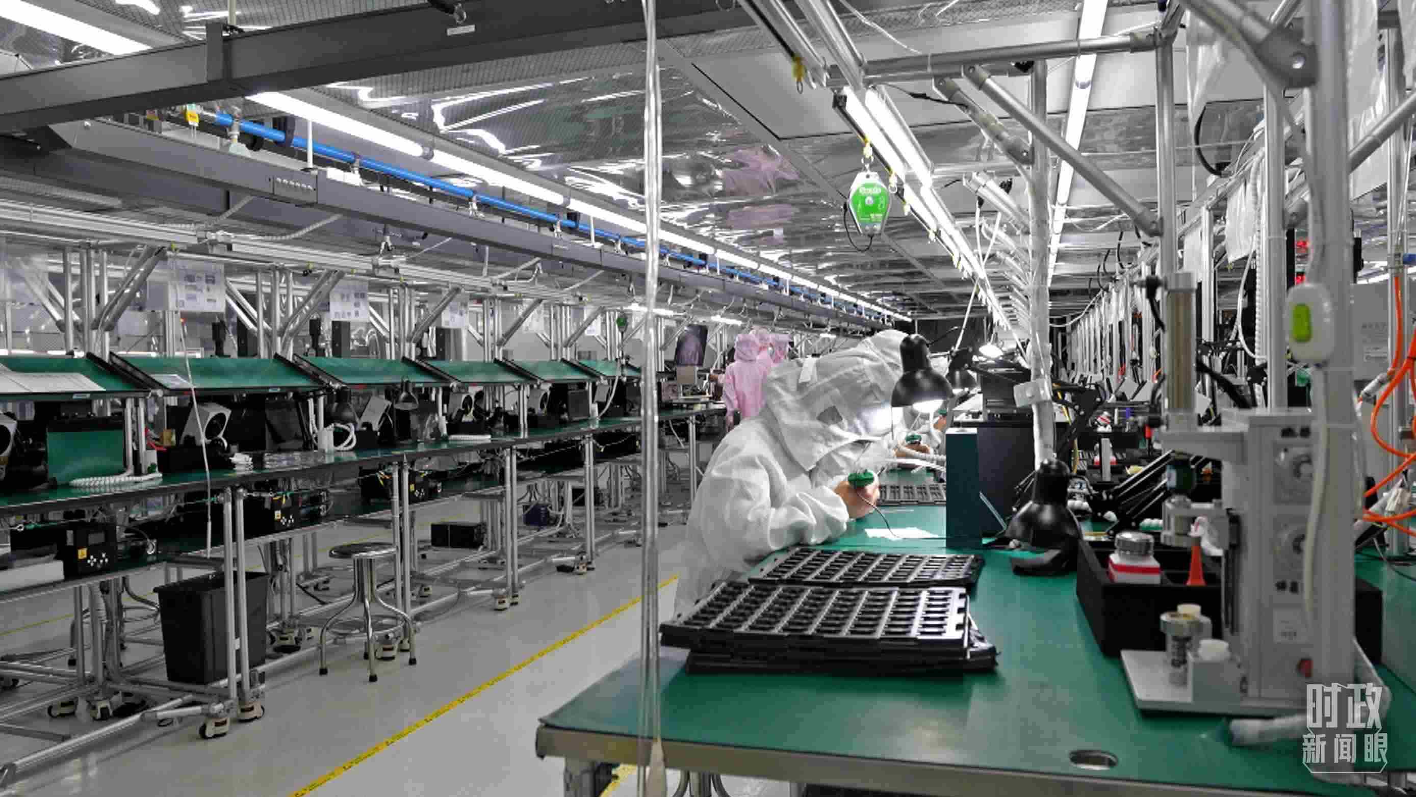 △四川省宜賓市極米光電有限公司的無塵車間光機(jī)組裝線。（總臺(tái)央視記者范學(xué)禹拍攝）