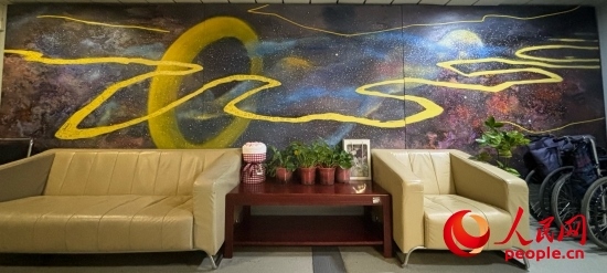 清華長庚醫(yī)院掛著一幅名為“生命長河”的畫，家屬將離世親人的名字寫在上面。人民網(wǎng) 陳葉欣攝