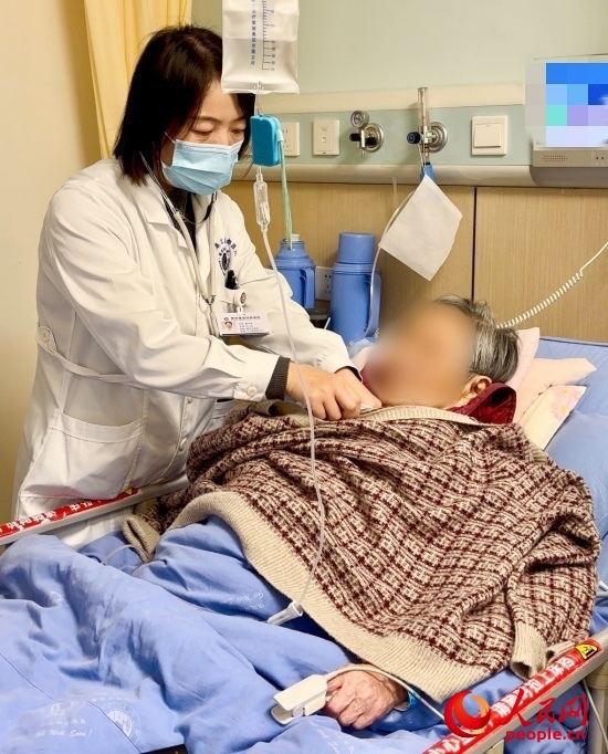 廖澤燕為張婆婆聽診。人民網(wǎng)記者 金慧慧攝